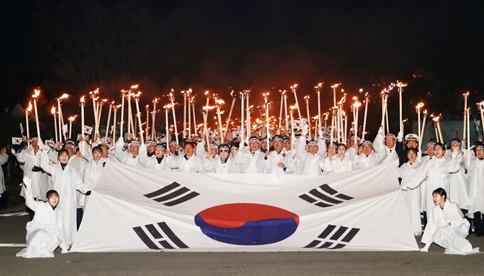 지난달 28일 오후 충남 천안 병천면 아우내장터에서 열린 '아우내봉화제'에 참가한 시민들이 횃불행진을 하고 있다.