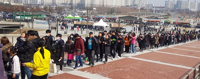 전북과 대구의 하나원큐 K리그1 2019 공식 개막전이 열린 1일 축구팬들이 전주월드컵경기장 입장을 위해 길게 줄 서있다. 전주=김형준 기자