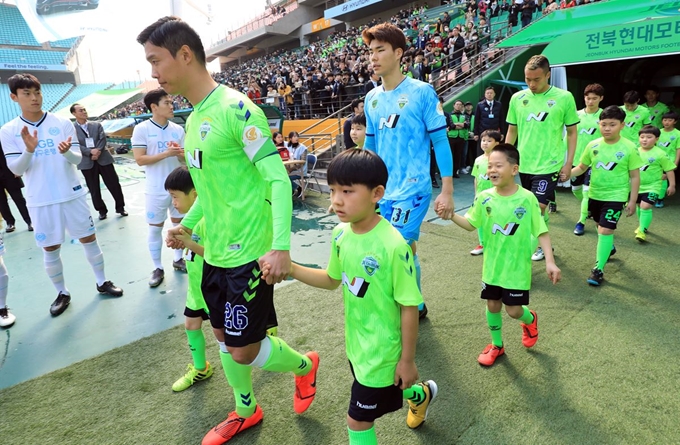 전북과 대구의 하나원큐 K리그1 2019 공식 개막전이 열린 1일 전북 선수들이 경기장에 들어서고 있다. 전주=뉴스1