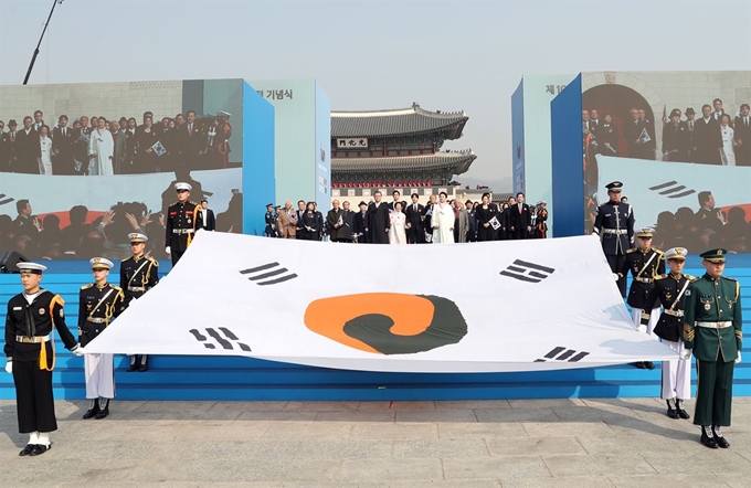 문재인 대통령과 부인 김정숙 여사가 1일 오전 서울 광화문에서 열린 제100주년 3.1절 기념식에서 진관사 태극기를 앞세우고 33인의 시민들과 행사장에 입장하고 있다. 류효진기자