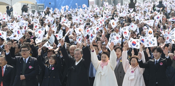 문재인 대통령과 부인 김정숙 여사를 비롯한 내빈들이 1일 오전 서울 광화문에서 열린 제100주년 3.1절 기념식에서 만세삼창을 하고 있다. 류효진 기자