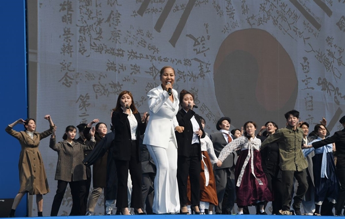 1일 오전 서울 광화문에서 문재인 대통령 내외가 참석한 가운데 열린 제100주년 3.1절 기념식에서 가수 인순이가 공연하고 있다. 류효진 기자