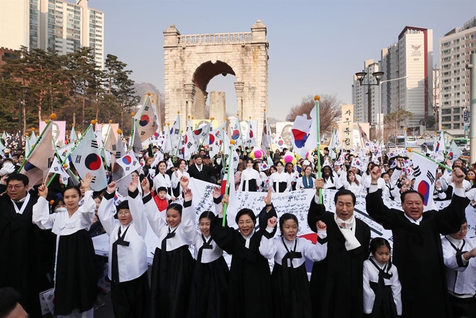 3·1절 100주년인 1일 오전 서울 서대문구 독립문 앞에서 김미경 은평구청장, 문석진 서대문구청장, 유동균 마포구청장과 시민들이 광화문광장을 향해 거리행진을 시작하며 '대한독립만세를 외치고 있다. 연합뉴스