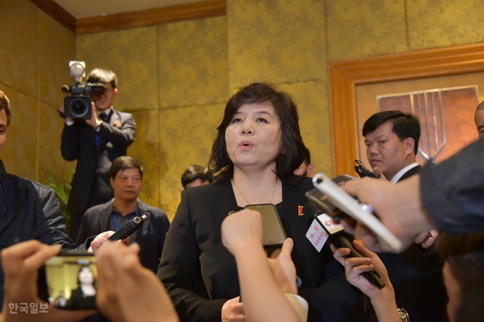 [저작권 한국일보] 한밤 기습 기자회견. 1일 새벽 김정은 북한 국무위원장이 묵고 있는 멜리아 하노이 호텔에서 리용호 북한 외무상과 최선희 부상이 긴급 기자회견을 갖고 북미 정상회담 결렬에 대한 북한의 입장을 밝히고 있다. 하노이=정민승 특파원 /2019-03-01(한국일보)