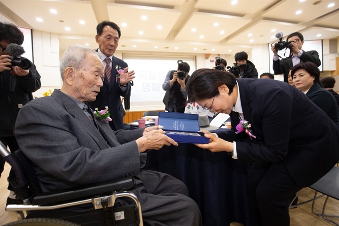 김미경(오른쪽) 은평구청장이 지난달 26일 구 내 유일한 이종열 애국지사에게 독립유공자 명패를 전달하고 있다. 은평구 제공