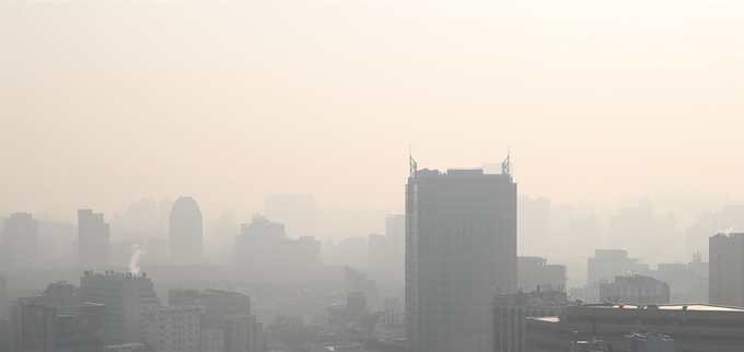 2일 오전 서울 도심의 시야가 미세먼지로 흐릿하다. 이날은 전국에서 미세먼지로 인해 대기 질이 악화할 것으로 보인다. 미세먼지 농도는 전국 대부분 지역에서 '나쁨' 수준인 가운데 경기 남부는 '매우 나쁨' 수준일 것으로 예상한다. 강원 영동·경남·제주권은 '보통' 수준의 농도가 예상되지만, 오전에는 이들 지역을 포함해 전국 모든 지역에서 대기 질이 '매우 나쁨' 수준까지 떨어질 수도 있다. 연합뉴스