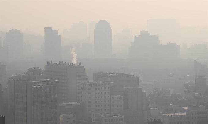 2일 오전 서울 도심의 시야가 미세먼지로 흐릿하다. 이날은 전국에서 미세먼지로 인해 대기 질이 악화할 것으로 보인다. 미세먼지 농도는 전국 대부분 지역에서 '나쁨' 수준인 가운데 경기 남부는 '매우 나쁨' 수준일 것으로 예상한다. 강원 영동·경남·제주권은 '보통' 수준의 농도가 예상되지만, 오전에는 이들 지역을 포함해 전국 모든 지역에서 대기 질이 '매우 나쁨' 수준까지 떨어질 수도 있다. 연합뉴스