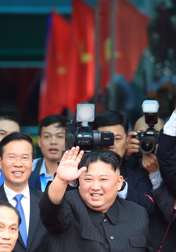 김정은 북한 국무위원장이 중국과 접경지역인 베트남 랑선성 동당역에 도착, 특별열차에 오르기 전 환송단에게 인사하고 있다. 동당(베트남)=연합뉴스