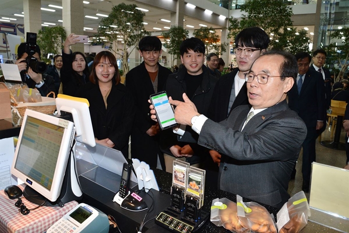 지난달 28일 오거돈(오른쪽) 부산시장이 제로페이로 결제하고 있다.