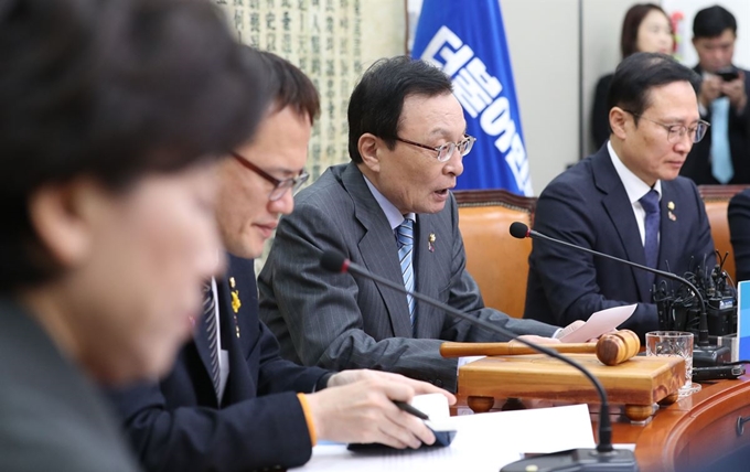 더불어민주당 이해찬 대표가 4일 국회에서 열린 최고위원회의에서 발언하고 있다. 연합뉴스