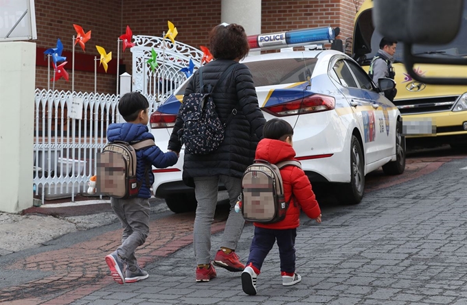 한국유치원총연합회가 개학 연기를 시작한 4일 오전 대구 한 사립유치원으로 한 어린이가 보호자 손을 잡고 등원하고 있다. 이날 이 유치원은 개학을 연기했지만, 돌봄서비스를 운영했다. 연합뉴스