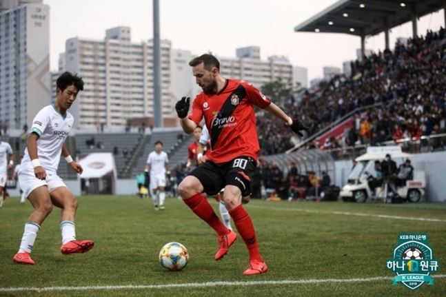 경남의 조던 머치가 1일 창원축구센터에서 열린 하나원큐 K리그 2019에서 경기를 펼치고 있다. 한국프로축구연맹 제공