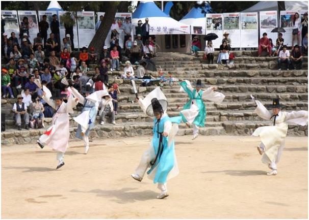 동래한량춤 공연 모습. 한국향토문화전자대전 제공