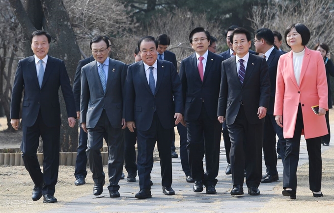 문희상 국회의장과 여.야 5당 대표들이 4일 국회 사랑재에서 오찬 간담회를 하기 위해 함께 입장하고 있다. 왼쪽부터 바른미래당 손학규 대표, 더불어민주당 이해찬 대표, 문희상 국회의장, 자유한국당 황교안 대표, 민주평화당 정동영 대표, 정의당 이정미 대표. 오대근기자