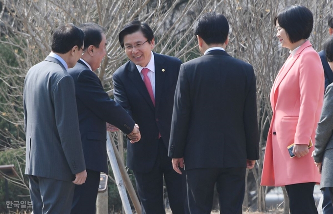 문희상 국회의장과 여야5당 대표들이 4일 국회 사랑재에서 열린 오찬 간담회를 하기 위해 도착하며 인사를 나누고 있다.오대근기자