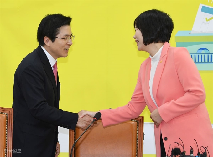 황교안 자유한국당 대표가 4일 오전 인사차 국회에서 정의당 이정미 대표를 방문해 인사를 나누고 있다. 오대근기자