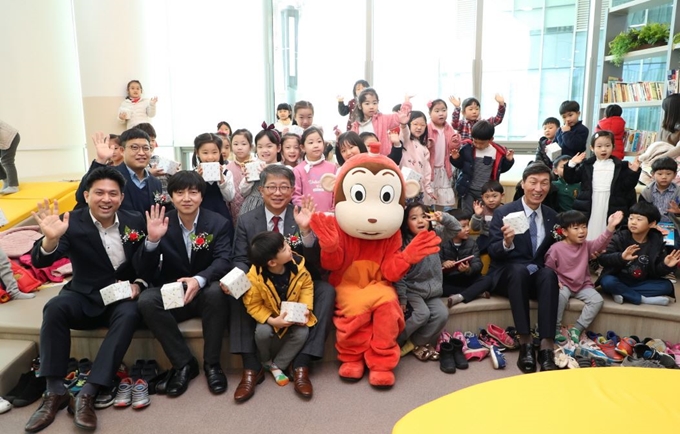 4일 ‘LH 꿈꾸는 도서관’ 개관식에 참석한 박상우(앞줄 왼쪽서 세 번째) LH 사장이 관계자들 및 어린이들과 기념사진을 찍고 있다. LH 제공