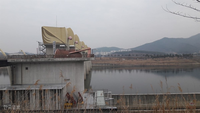 [저작권 한국일보]공주보 사업소 방면에서 바라본 공주보 전경. 환경부 4대강 조사기획위원회가 지난 22일 공도교를 유지하는 부분 해체 방안을 발표하자, 지역 일부 주민과 농민들이 투쟁위를 결성하고 반대 집회를 갖는 등 거세게 반발하고 있다. 최두선 기자.