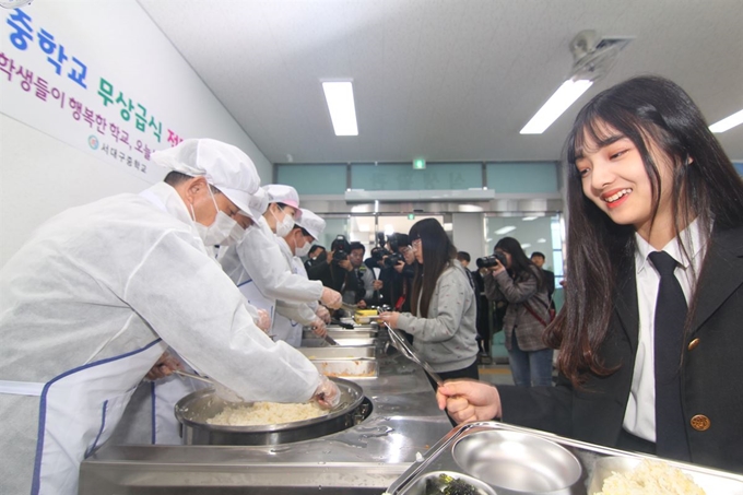 대구 중학교 무상급식 첫날인 4일 대구 서구 서대구중 구내식당에서 위생모와 마스크를 쓴 권영진 대구시장과 배지숙 대구시의회 의장, 강은희 대구교육감, 류한국 서구청장이 학생들에게 배식을 하고 있다. 김민규기자 whitekmg@hankookilbo.com