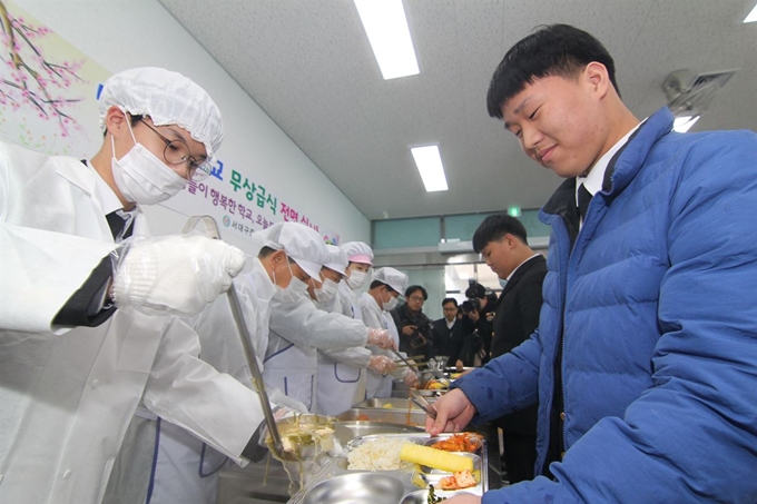 대구 중학교 무상급식이 이뤄지는 첫날인 4일 권영진 대구시장과 배지숙 대구시의회 의장, 강은희 대구교육감, 류한국 서구청장이 서구 서대구중학교 구내식당에서 학생들에게 배식을 하고 있다. 김민규기자 whitekmg@hankookilbo.com