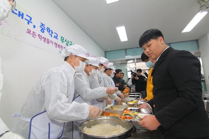 대구 중학교 무상급식이 이뤄지는 첫날인 4일 권영진 대구시장과 배지숙 대구시의회 의장, 강은희 대구교육감, 류한국 서구청장이 서구 서대구중학교 구내식당에서 학생들에게 배식을 하고 있다. 김민규기자 whitekmg@hankookilbo.com