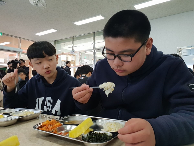 4일 입학식을 치른 신입생 권상우(오른쪽) 군은 "처음으로 먹는 중학교 급식이 너무 맛있다"며 "맛있는 음식을 먹으며 공부도 열심히 하겠다"고 말했다. 김민규기자 whitekmg@hankookilbo.com