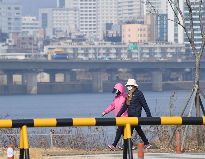 수도권에 사상 처음으로 나흘 연속 미세먼지 비상저감조치가 발령 중인 가운데 서울 여의도 시민공원에 산책 나온 시민들이 지나고 있다. 한강건너 아파트 건물과 남산타워가 보이고 있다. 오대근기자