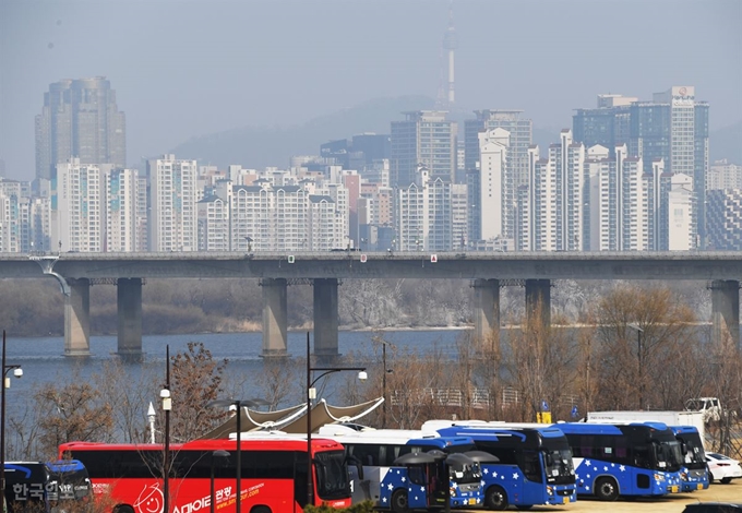 사상 처음으로 나흘 연속 미세먼지 비상저감조치가 발령 중인 가운데 서울 여의도 시민공원 주차장 너머로 아파트 건물과 남산타워가 보이고 있다. 오대근기자