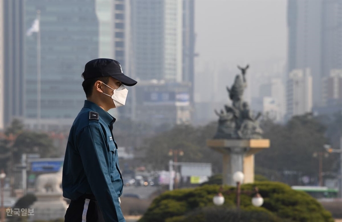 수도권 미세먼지 농도가 매우 나쁨수준인 4일 오후 서울 영등포구 여의도 국회를 지키는 경찰이 마스크를 착용하고 경비를 서고 있다. 오대근기자