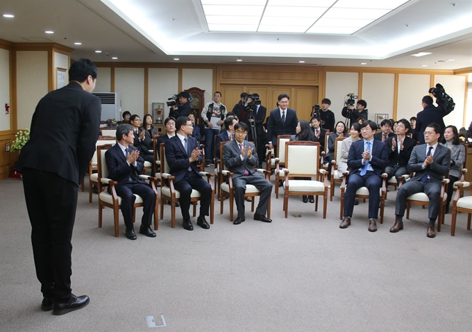 4일 오후 고양 사법연수원에서 열린 제50기 사법연수생 임명식에서 혼자 입소하는 조우상(왼쪽.33)씨가 교수진 소개를 받으며 인사하고 있다. 연합뉴스