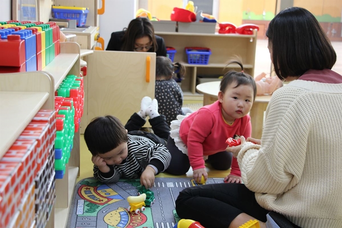 지난달 28일 개원한 종근당 천안공장의 사내 어린이집에서 교사와 아이들이 놀이 활동을 하고 있다. 종근당 제공