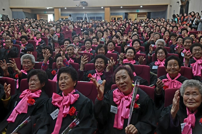 4일 오전 논산시 문예회관에서 열린 '찾아가는 어르신 한글대학' 입학식에 참석한 어르신들이 즐거워하고 있다. 논산시 제공