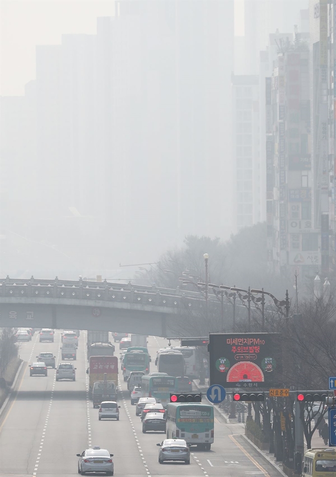 경기도 수원, 안산, 안양 등 중부권에 초미세먼지(PM 2.5) 경보가 발령된 4일 오후 경기 수원시 영통구 봉영로 일대가 미세먼지로 시야가 뿌옇다. 수원= 연합뉴스