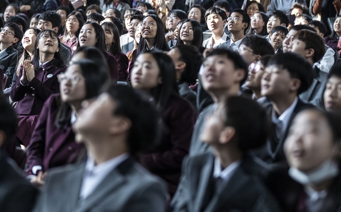 4일 오후 서울 강남구 대청중학교에서 열린 입학식에서 신입생들이 비행기를 날리는 선생님들의 축하공연을 보며 즐거워하고 있다. 연합뉴스