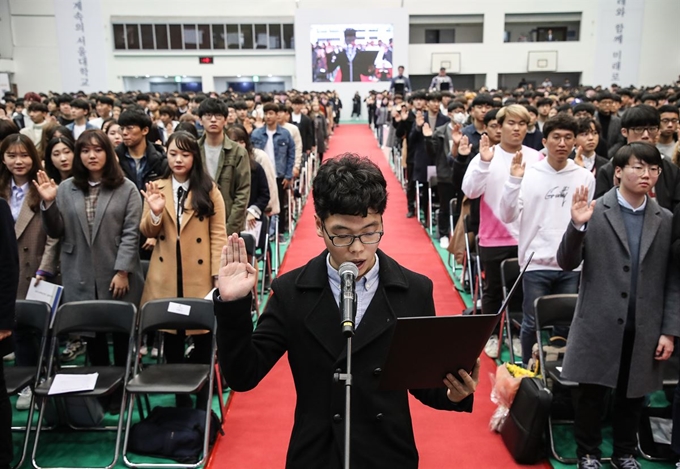 4일 오전 서울 관악구 서울대 체육관에서 열린 2019학년도 입학식에서 신입생을 대표해 화학생물공학부 이희수 씨가 선서를 하고 있다. 연합뉴스