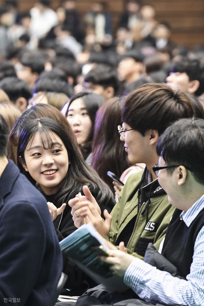 4일 오전 서울대학교 종합체육관에서 열린 2019년 입학식에 신입생들이 참석해 대학생으로서 첫 일정을 소화하고 있다. 이한호 기자