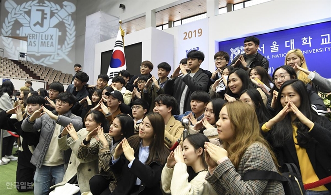 4일 오전 서울대학교 종합체육관에서 열린 2019년 입학식에서 신입생들이 함께 입학한 동기들과 기념촬영을 하고 있다. 이한호 기자