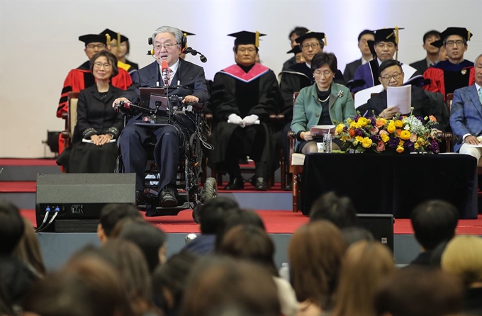 4일 오전 서울 관악구 서울대 체육관에서 열린 2019학년도 입학식에서 지구환경과학부 이상묵 교수가 축사를 하고 있다. 연합뉴스