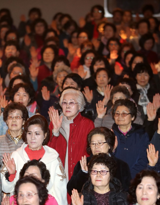 4일 오전 서울 마포구 마포아트센터 아트홀 맥 대강당에서 열린 2019학년도 일성여자중고등학교 입학식에서 신입생들이 선서를 하고 있다. 뉴시스/그림 164일 오전 서울 관악구 서울대학교 체육관에서 '2019학년도 입학식'에 참석한 신입생들이 기념촬영을 하고 있다. 뉴시스