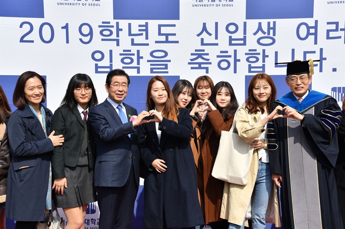 박원순 서울시장(왼쪽 세번째)이 4일 서울 동대문구 서울시립대에서 열린 2019학년도 입학식에서 신입생들과 기념촬영을 하고 있다. 서울시 제공