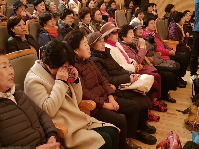 4일 서울 마포구 마포아트센터에서 열린 '일성여자중고등학교 입학식에서 신입생들이 한 신입생이 눈물을 훔치고 있다.일성여자중고교는 40대에서 80대까지의 만학도들이 중고등학교 과정을 공부하는 2년제 학력인정 평생학교다. 일성여중고 제공