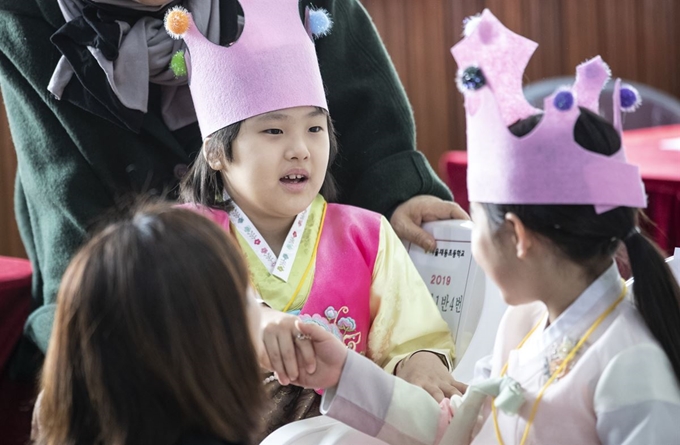 4일 오전 서울 종로구 재동초등학교에서 열린 입학식에서 신입생이 악수를 하고 있다. 연합뉴스