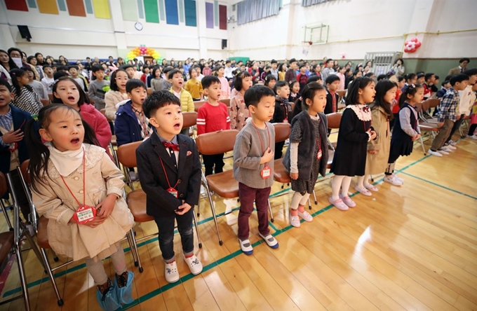 4일 오전 서울 종로구 경운동 교동초등학교에서 열린 입학식에서 신입생들이 애국가를 부르고 있다. 1894년 관립교동소학교로 개교, 우리나라에서 가장 오래된 교동초등학교는 고령화와 도심 공동화로 입학생이 감소하다 이날 2004년 이후 신입생이 처음으로 40명을 넘긴 44명을 맞이했다. 연합뉴스