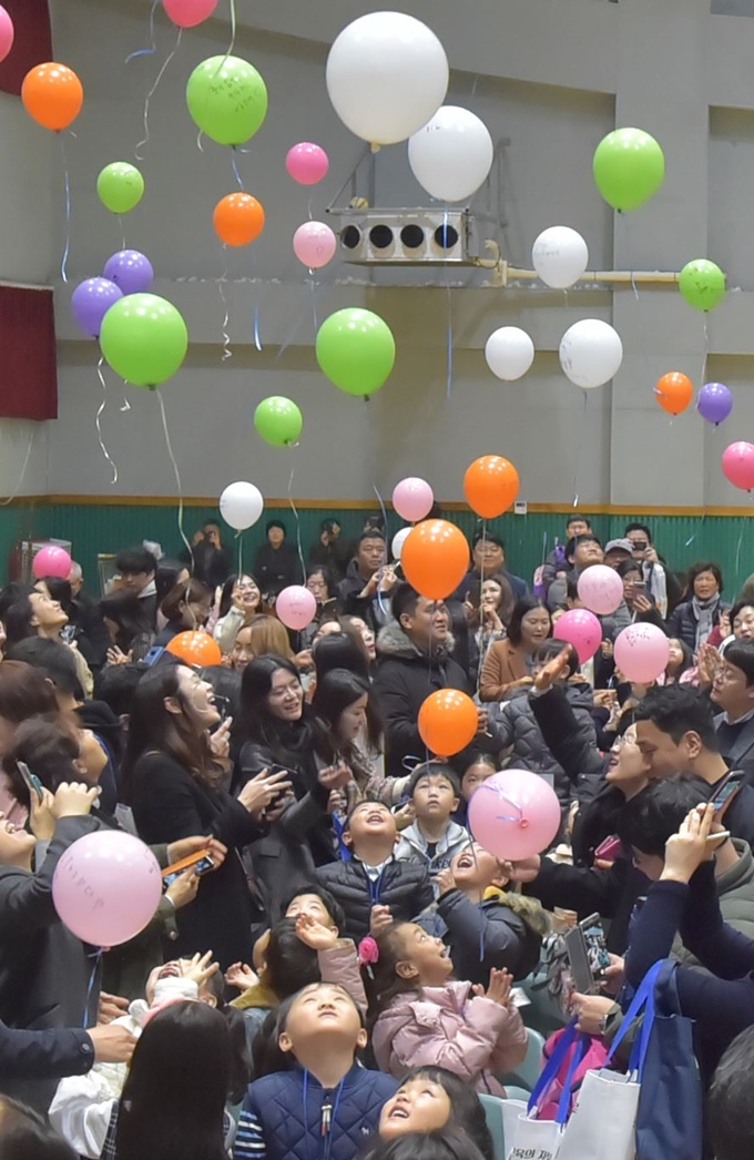 제주시 남광초등학교 입학식이 열린 4일 신입생과 학부모들이 소망을 적은 희망풍선을 날리고 있다. 뉴스1