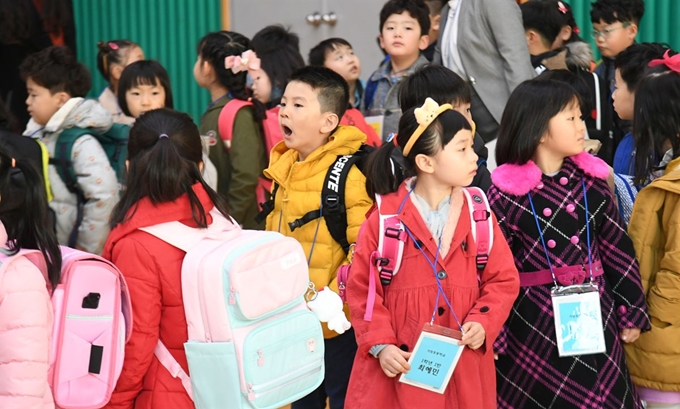 4일 경남 거창군 거창읍 거창초등학교 입학식에서 학교생활을 시작할 1학년 신입생을 졸린 듯 하품하고 있다. 경남 거창군 제공