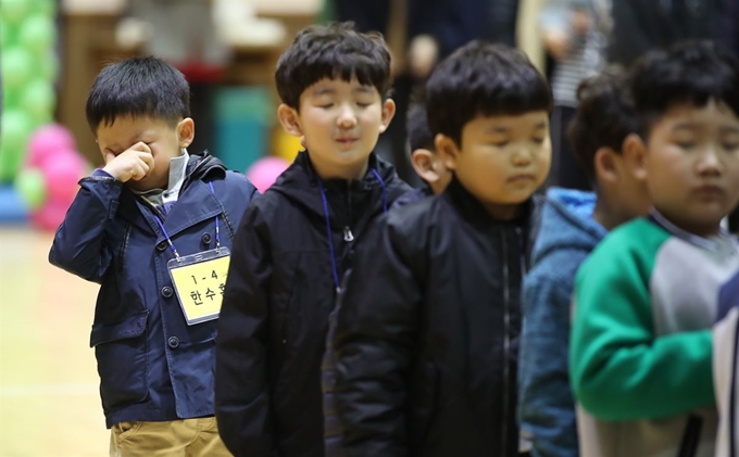 4일 경남 함양군 함양초등학교 다목적실에서 열린 2019년도 입학식에서 한 어린이가 졸린 듯 눈을 비비고 있다. 함양군 김용만 제공