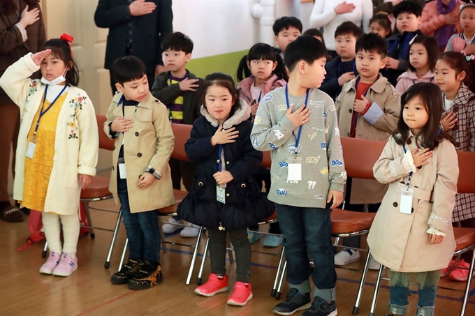 4일 오전 대구 달서구 월성동 대구학산초등학교에서 열린 2019학년도 입학식에서 한 1학년 신입생이 국민의례 도중 어색하게 거수경례를 하고 있다. 뉴스1