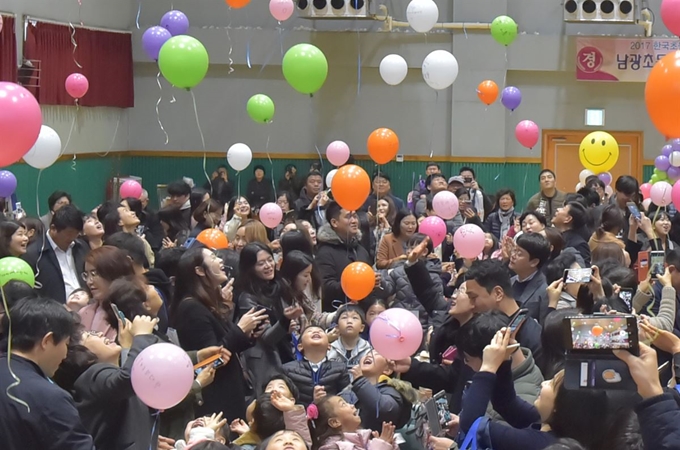 제주시 남광초등학교 입학식이 열린 4일 신입생과 학부모들이 소망을 적은 희망풍선을 날리고 있다.뉴스1