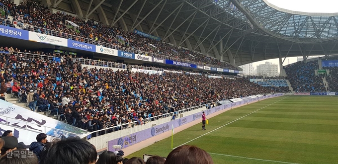 인천과 제주의 하나원큐 K리그 2019 1라운드 경기가 열린 2일 인천축구전용경기장에서 관중들이 들어차 있다. 인천=김형준 기자