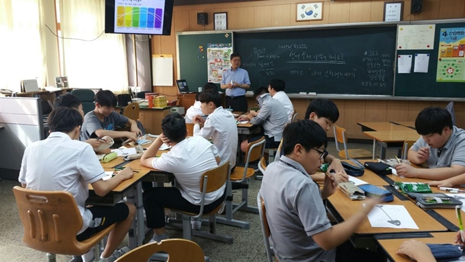 이재헌 다우리이엔씨협동조합 이사장이 2017년 서울 동성중 경제금융동아리 학생들을 대상으로 ‘생애설계 해보기’ 실습을 지도하고 있다. 다우리이엔씨협동조합 제공